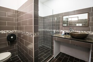 Douche, serviettes fournies, savon, papier toilette