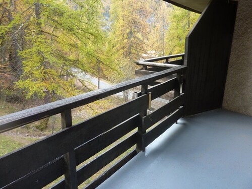 Calm apartment for 6, 200m from center, balcony, pets OK