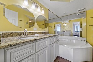 Combined shower/tub, towels