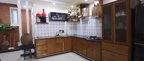 Refrigerador, microondas, tetera eléctrica y toallas de papel