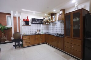 Kühlschrank, Mikrowelle, Wasserkocher, Küchenrolle