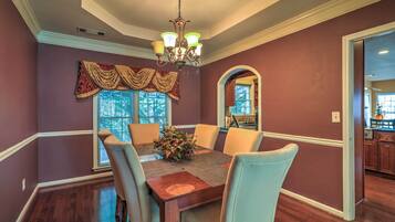 Traditional House | In-room dining