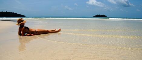 Ubicación a pie de playa, arena blanca y toallas de playa