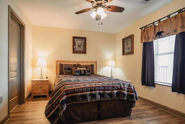 2 habitaciones, escritorio, tabla de planchar con plancha y wifi gratis 