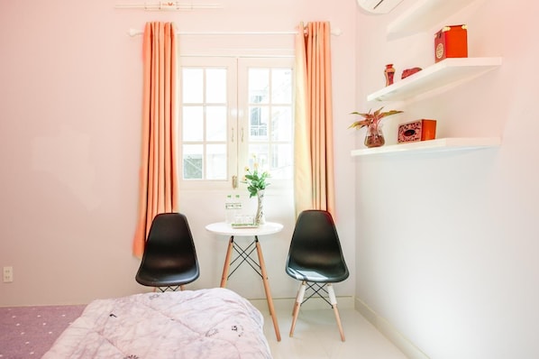 Minibar, bureau, espace de travail pour ordinateurs portables