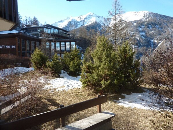 A building with a sign reading "ATINOIRE" and a bench in the foreground. - Garden-Level Studio for 4 with Ski-In/Ski-Out Access and SW Terrace (Les Orres)