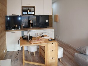 Fridge, microwave - Newly Renovated Studio for 2 in Central Location with Direct Slope Access, Balcony & Stunning Views (Les Orres)