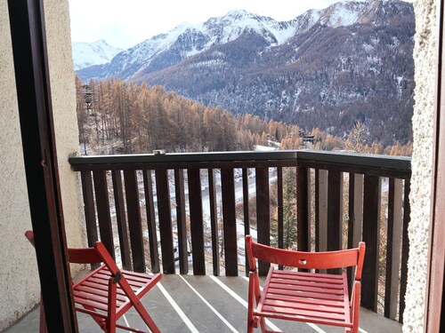 Newly Renovated Studio for 2 in Central Location with Direct Slope Access, Balcony & Stunning Views