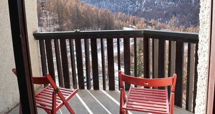 Newly Renovated Studio for 2 in Central Location with Direct Slope Access, Balcony & Stunning Views