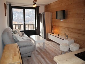TV - Newly Renovated Studio for 2 in Central Location with Direct Slope Access, Balcony & Stunning Views (Les Orres)