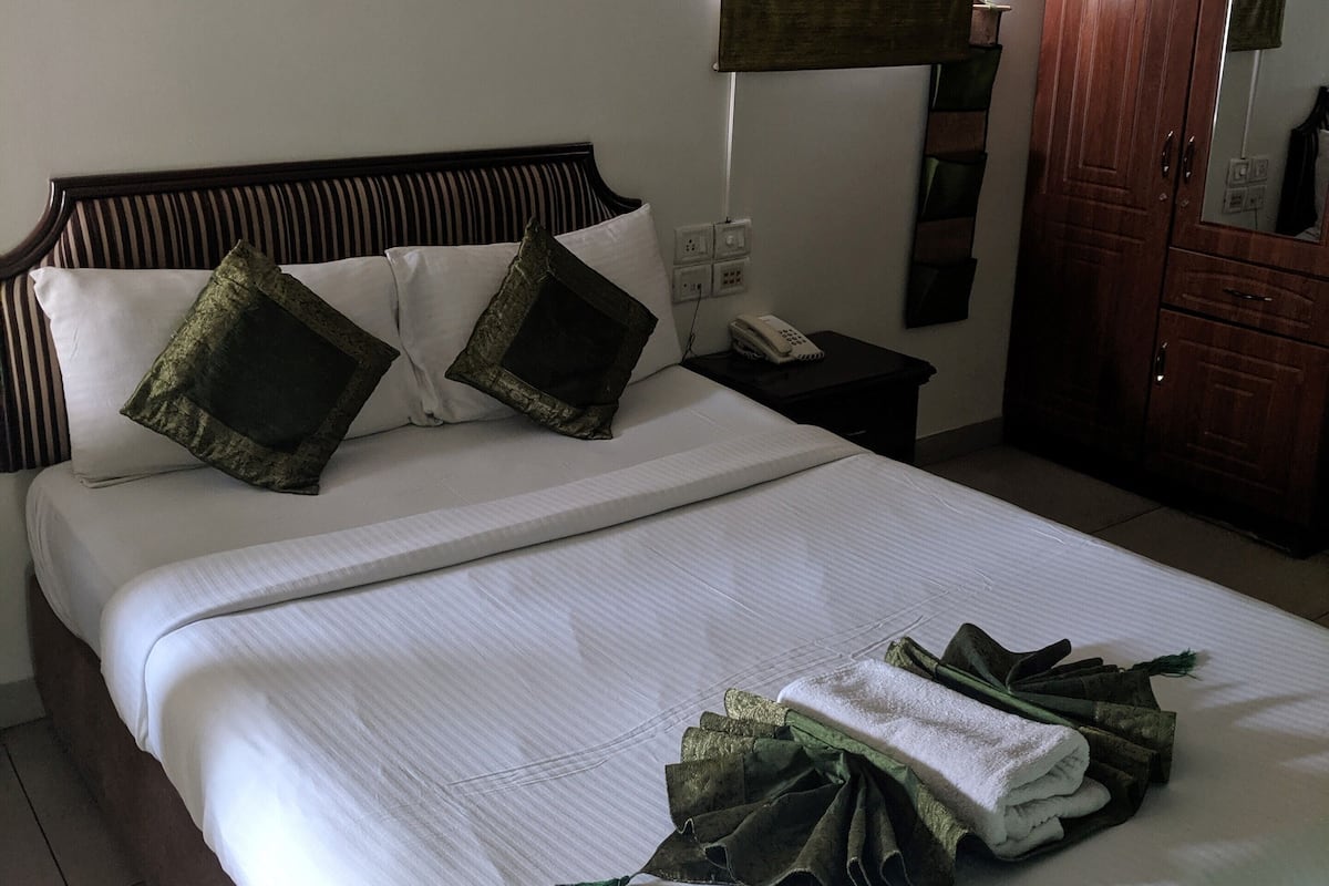 Business Double or Twin Room | Desk, laptop workspace, WiFi (free), bed sheets