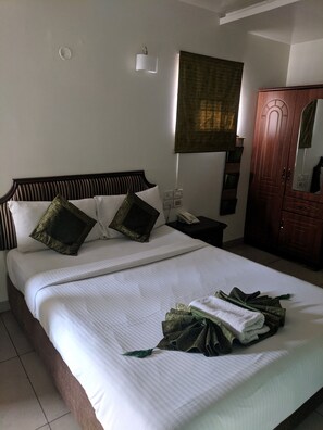 Business Double or Twin Room | Desk, laptop workspace, free WiFi, bed sheets - Cubbon Suites (Bengaluru)