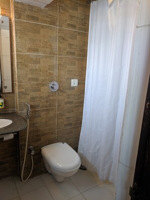 Business Double or Twin Room | Bathroom | Towels - Cubbon Suites (Bengaluru)