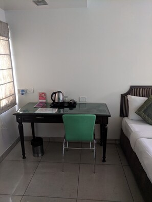 Desk, laptop workspace, free WiFi, bed sheets - Cubbon Suites (Bengaluru)