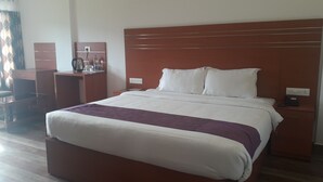 Deluxe Double Room | Minibar, desk, laptop workspace, rollaway beds (surcharge) - THE LAKE VIEW RESORT MUNNAR (Devikolam)