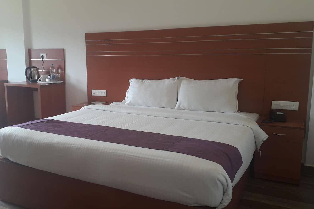 Deluxe Double Room | 1 bedroom, minibar, individually decorated, individually furnished