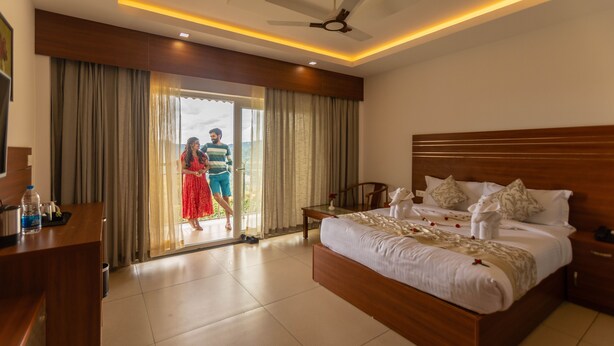 Premium Room | Minibar, desk, laptop workspace, rollaway beds (surcharge) - THE LAKE VIEW RESORT MUNNAR (Devikolam)