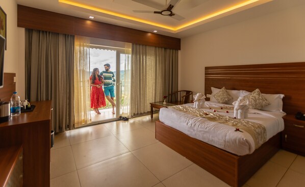 Premium Room | Minibar, individually decorated, individually furnished, desk - THE LAKE VIEW RESORT MUNNAR (Devikolam)