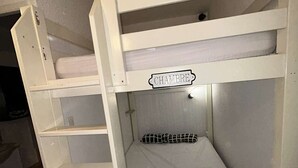 A bunk bed with a label 'CHAMBRE' above it, indicating a room with a simple, functional design. - Lovely studio for 4, ski-in/ski-out, wifi, pets allowed (Les Orres)