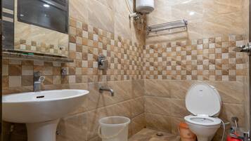 Habitació Deluxe | Bany | Dutxa, articles de tocador gratuïts, sabatilles i tovalloles