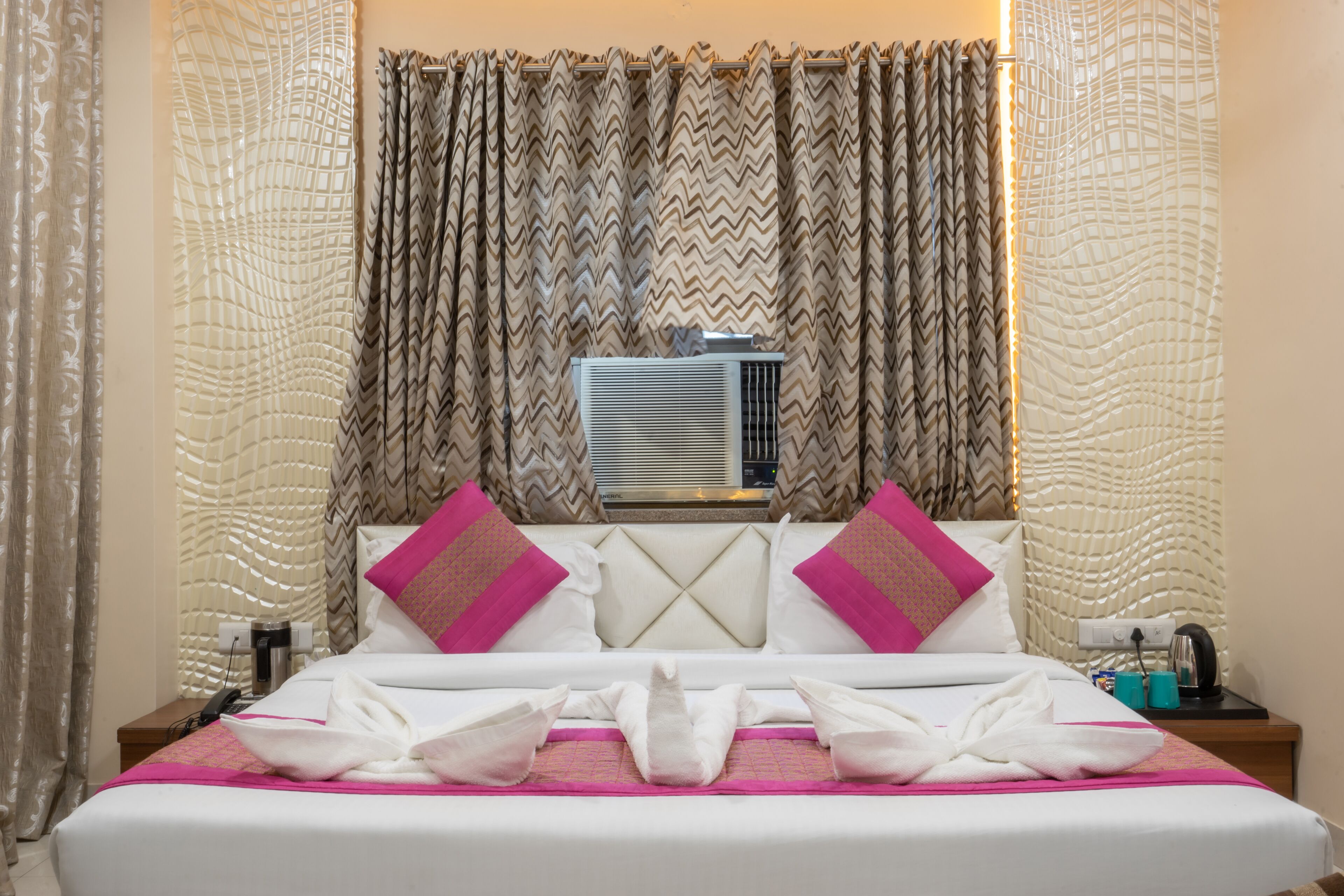Business Suite | In-room safe, desk, rollaway beds, free WiFi
