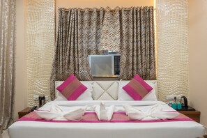 In-room safe, desk, rollaway beds, free WiFi - Manas Continental (Gorakhpur)