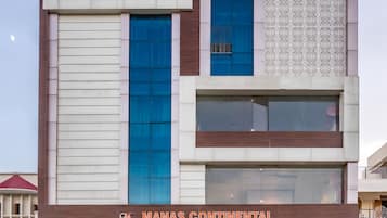 Un edificio moderno con un letrero que dice "MANAS CONTINENTAL".