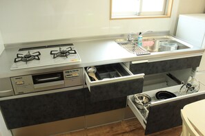 غرفة (1LDK, with Laundry Dryer) | مطبخ خاص | ثلاجة، ميكروويف، غلّاية كهربائية، مستلزمات طهي/أطباق/أوعية