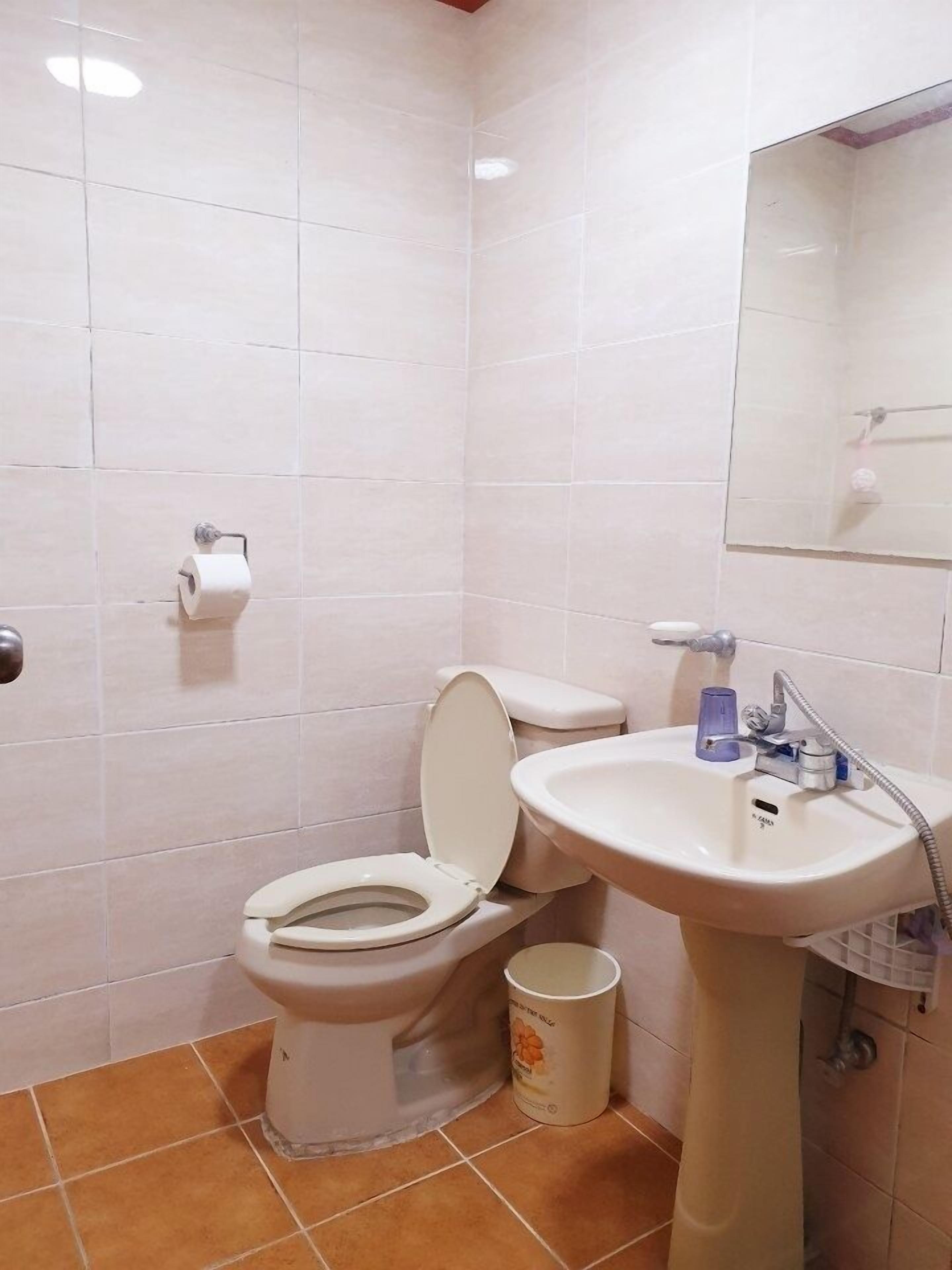 double room | bathroom | shower, free toiletries, hair dryer, towels