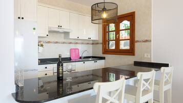 Kjøleskap, mikrobølgeovn, kokeplater og oppvaskmaskin