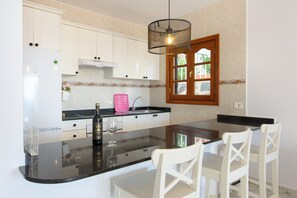 Refrigerador, microondas, placa de cocina, lavavajillas