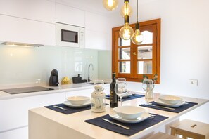 Refrigerador, microondas, placa de cocina, cafetera/tetera
