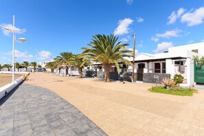 Property grounds - Stylish Holiday Apartment "Vela" Close to the Beach with Wi-Fi & Terrace (Arrecife)