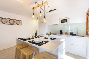 Refrigerador, microondas, placa de cocina, cafetera/tetera