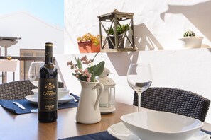 Outdoor dining - Stylish Holiday Apartment "Vela" Close to the Beach with Wi-Fi & Terrace (Arrecife)