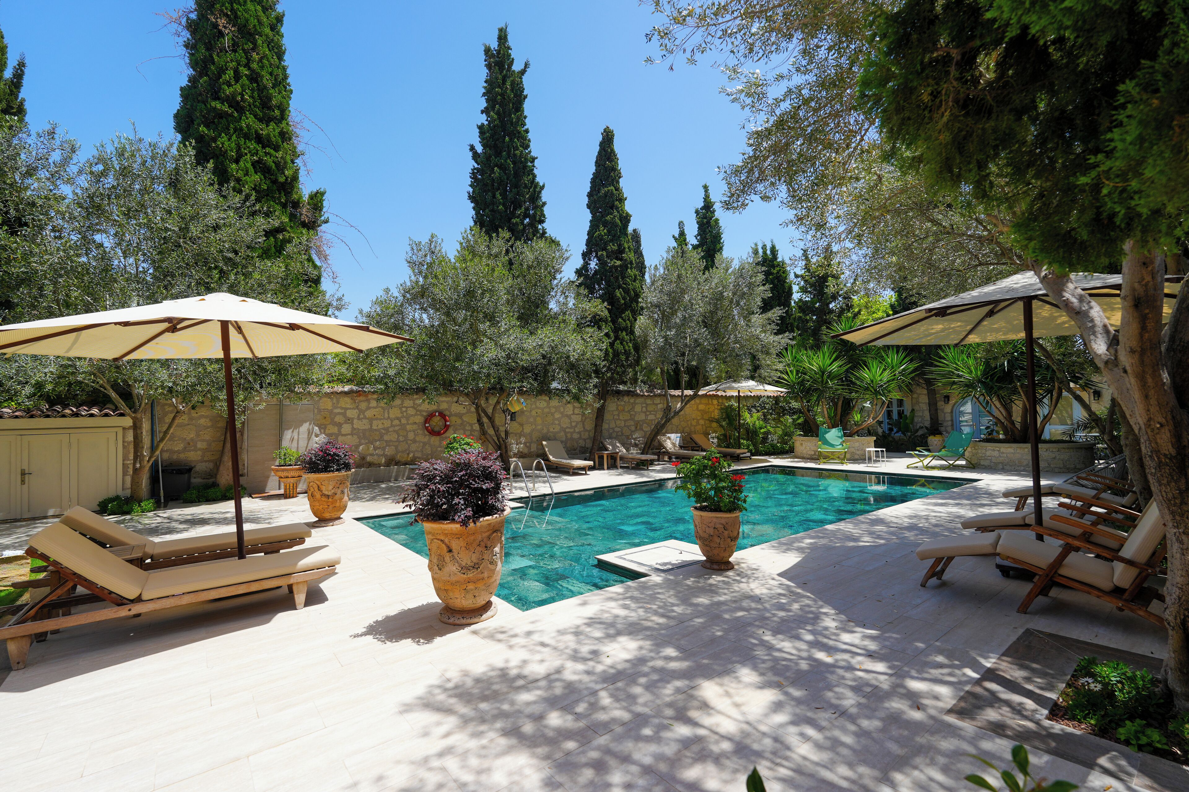 Una piscina al aire libre (de 06:00 a 21:00), sombrillas, tumbonas