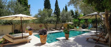 Una piscina al aire libre (de 06:00 a 21:00), sombrillas, tumbonas