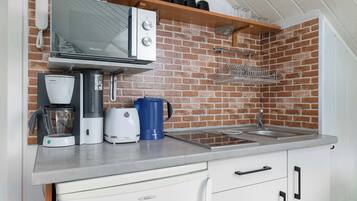 Coffee/tea maker, fridge, microwave, stovetop