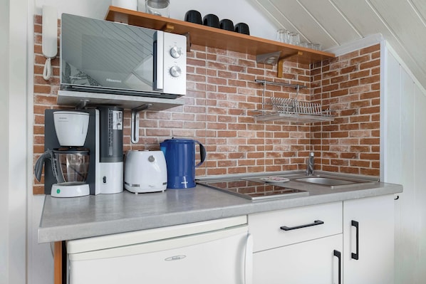 Coffee/tea maker, fridge, microwave, stovetop