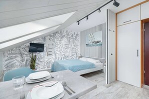 Tabla de planchar con plancha, wifi y ropa de cama 