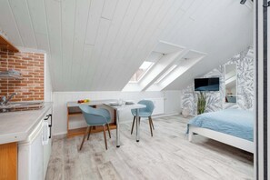 Tabla de planchar con plancha, wifi y ropa de cama 