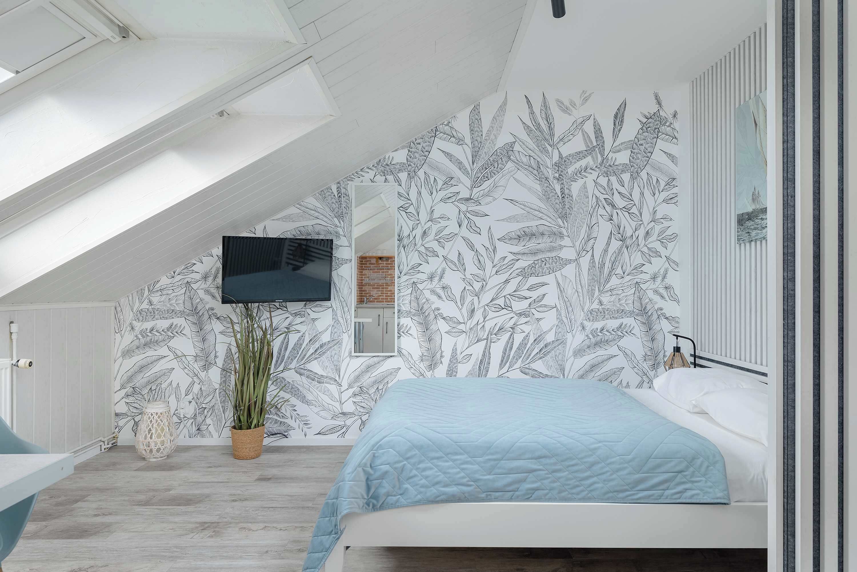 Tabla de planchar con plancha, wifi, ropa de cama