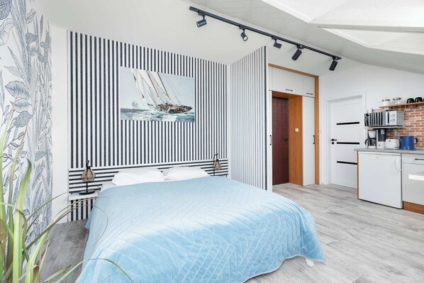 Tabla de planchar con plancha, wifi y ropa de cama 
