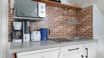 Kühlschrank, Mikrowelle, Herdplatte, Wasserkocher mit Kaffee-/Teezubehör