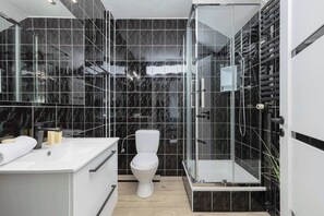 Ducha, secador de pelo, toallas, shampoo