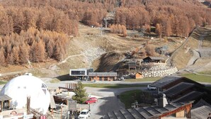 Ein Bergresort mit Seilbahn, Restaurant und Berghotel.