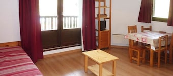 Charming studio in Les Orres for 4, ski-in/ski-out, balcony