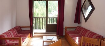 Cozy studio, ski-in/ski-out, central location, sleeps 6, south-facing balcony