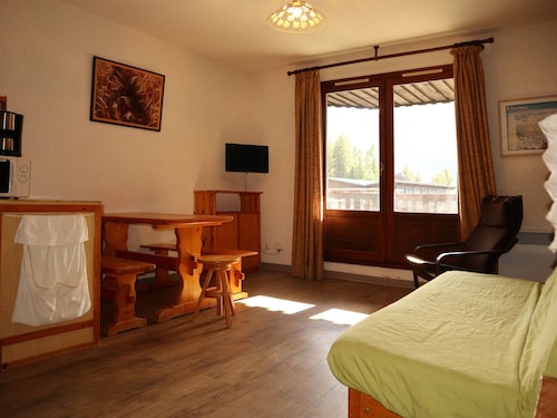 Studio for 6, south, central, balcony, slopes access