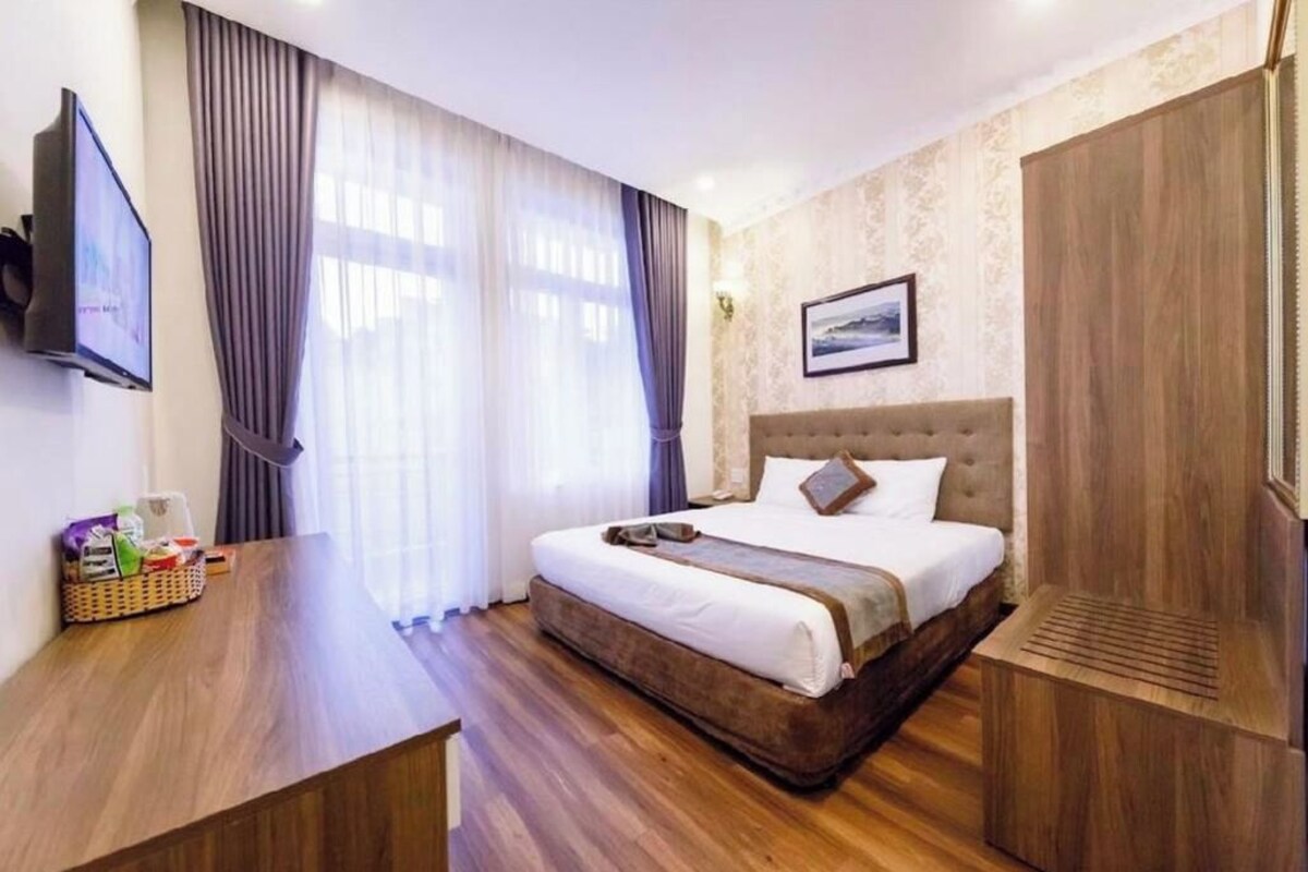 Premium bedding, Select Comfort beds, minibar (free items), desk